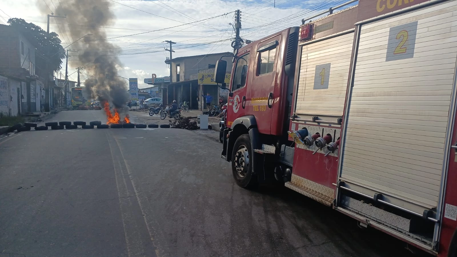 Protesto bloqueia Avenida Independência em São Luís contra demolição de casas