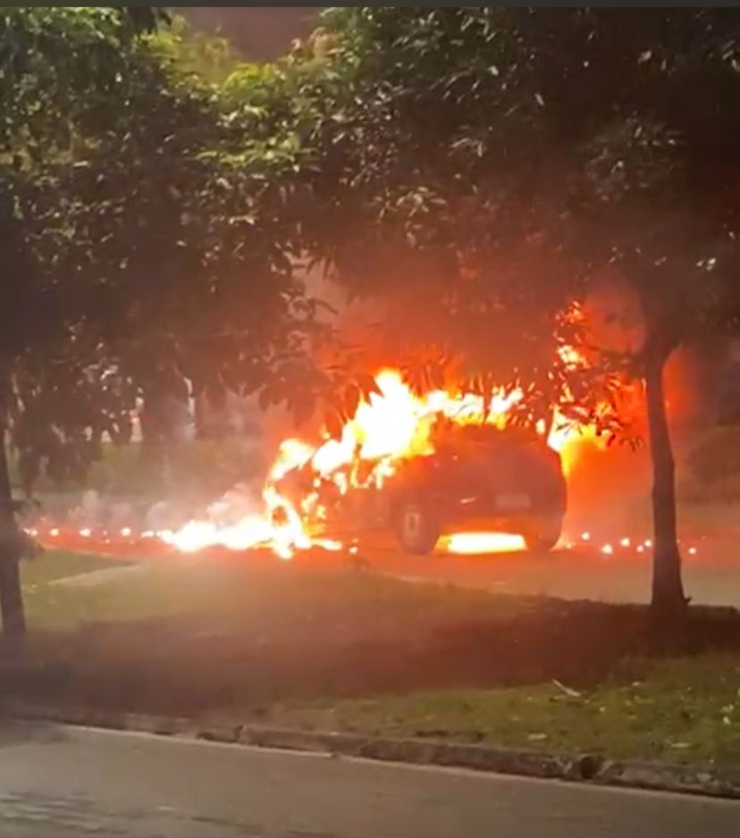 Carro pega fogo na avenida Jerônimo de Albuquerque, em São Luís