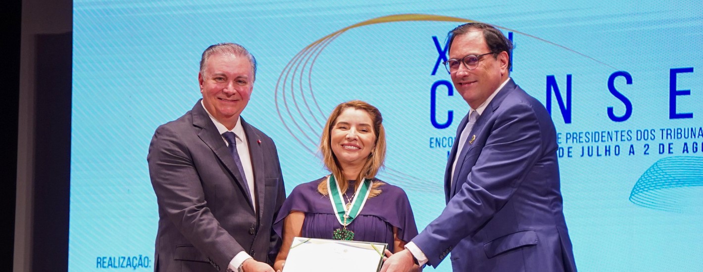Iracema Vale é homenageada pelo Poder Judiciário com a Medalha de Mérito do Consepre