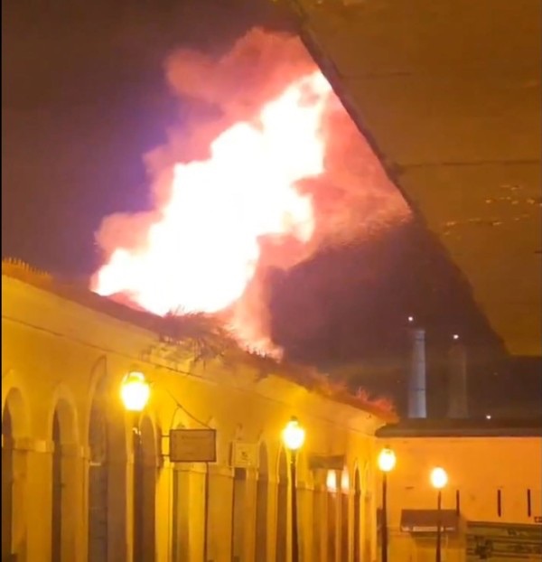 Incêndio atinge casarões históricos no entorno do Mercado das Tulhas, em São Luís