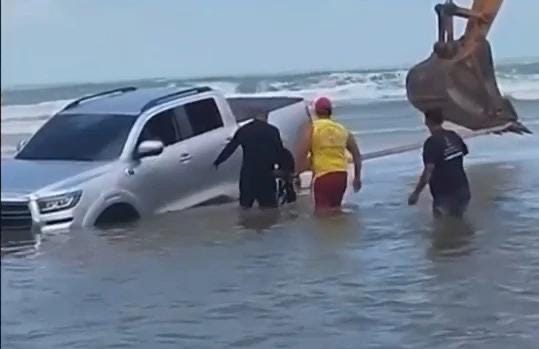 Caminhonete fica presa em faixa de areia na praia de São José de Ribamar