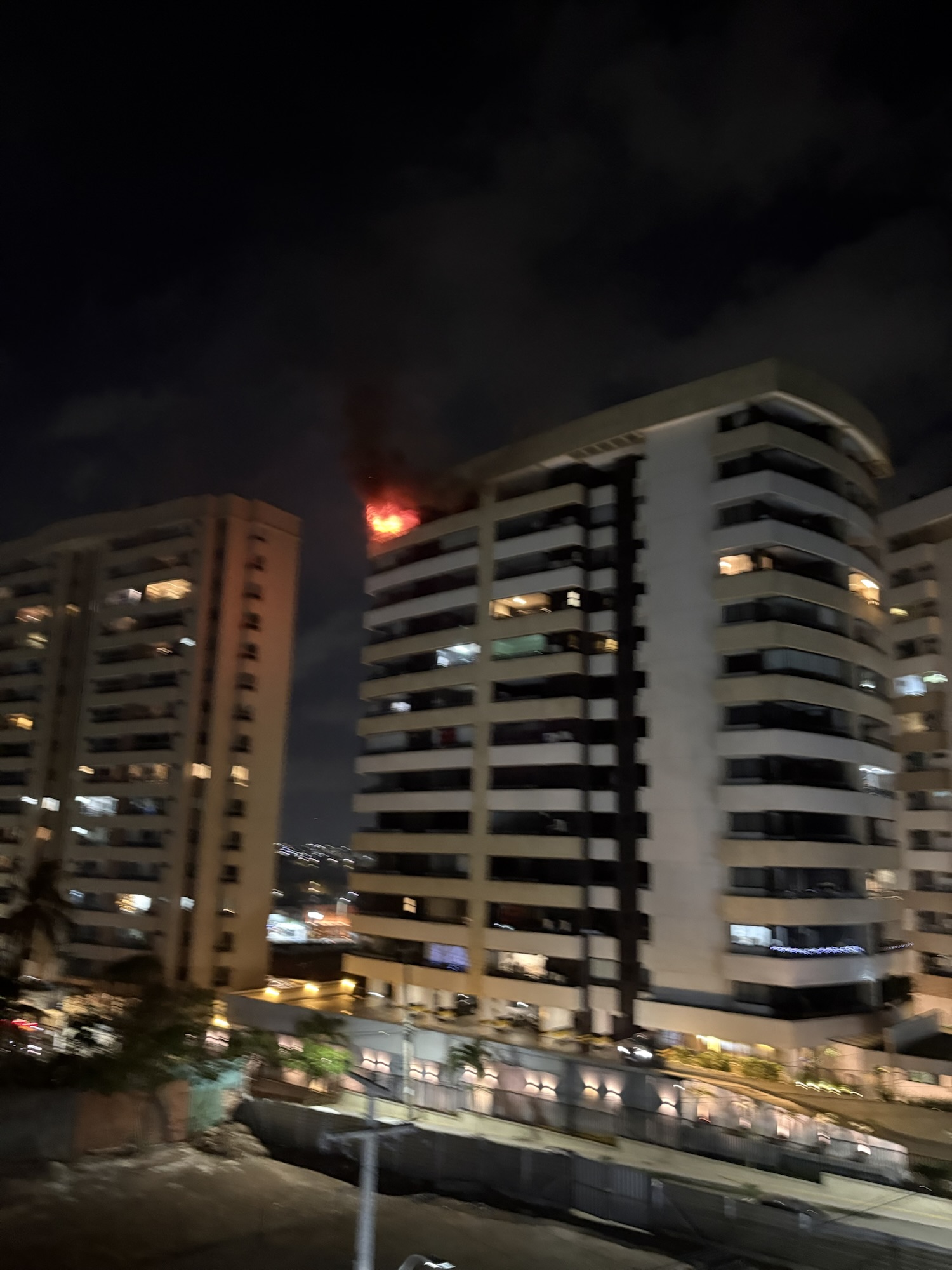 Incêndio invade apartamento na Ponta do Farol