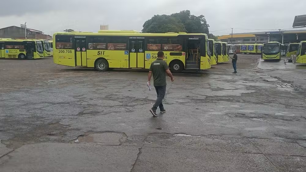 Justiça determina retirada de 52 ônibus da 1001 em São Luís por dívida de aluguel