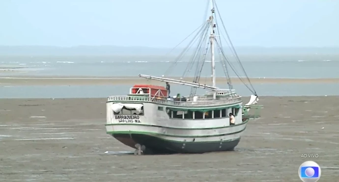 Embarcação fica encalhada durante travessia Alcântara–São Luís e passageiros aguardam resgate